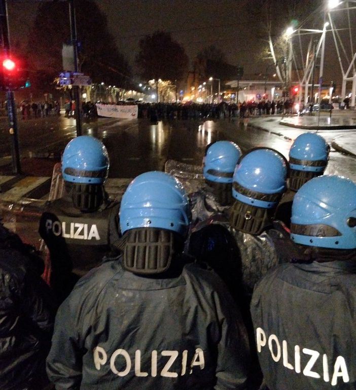 Licenziata la maestra torinese che aveva augurato la morte ai poliziotti durante il corteo del 22 febbraio