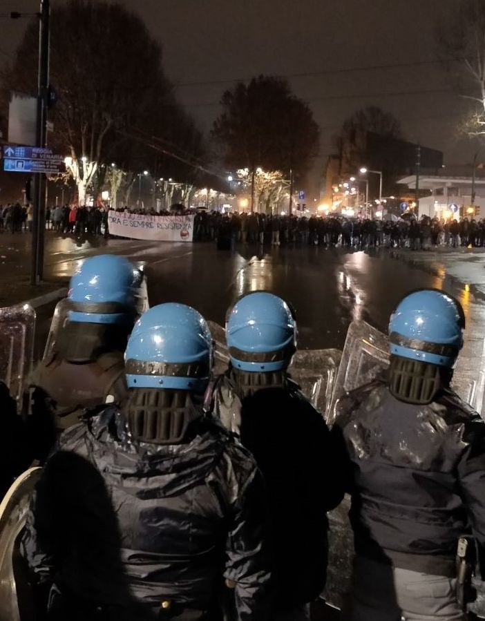 Guerriglia urbana a Torino: gli antifascisti contestano il leader di Casapound. Cariche della polizia in corso Vittorio: quattro poliziotti feriti, fermati due studenti (FOTO e VIDEO)