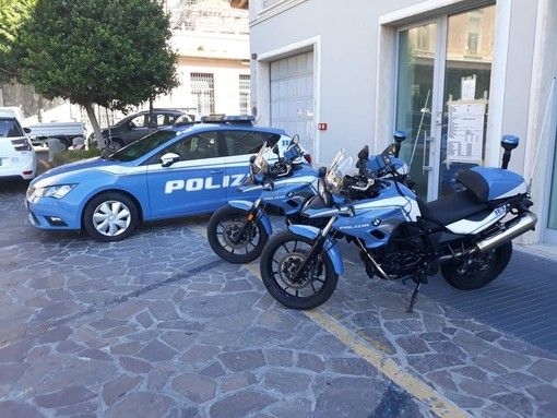 Ubriachi con una pistola giocattolo, insultano la Polizia e riprendono col cellulare i controlli: nei guai tre torinesi