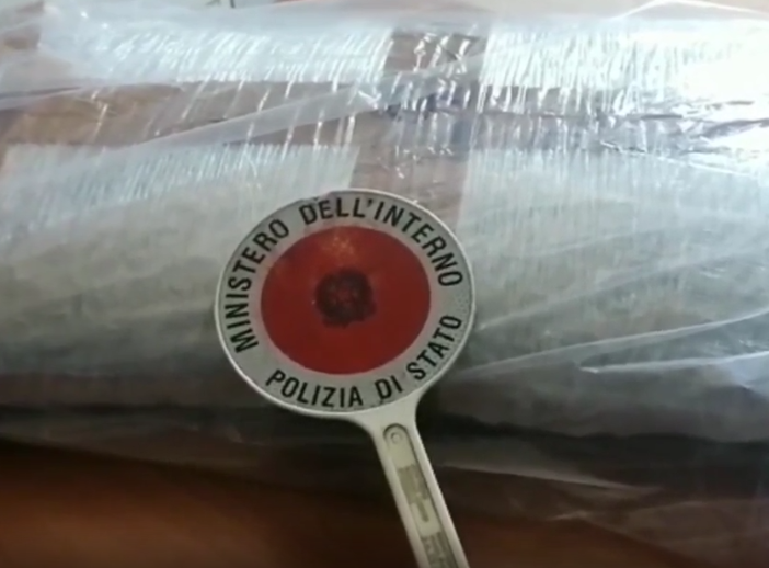 Lo bloccano mentre sta traslocando a casa della fidanzata: il giro successivo avrebbe spostato 5,5 chili di marijuana [VIDEO]