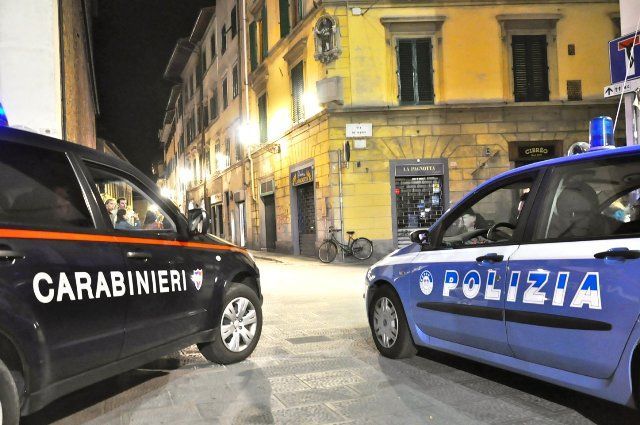 auto di polizia e carabinieri vicine