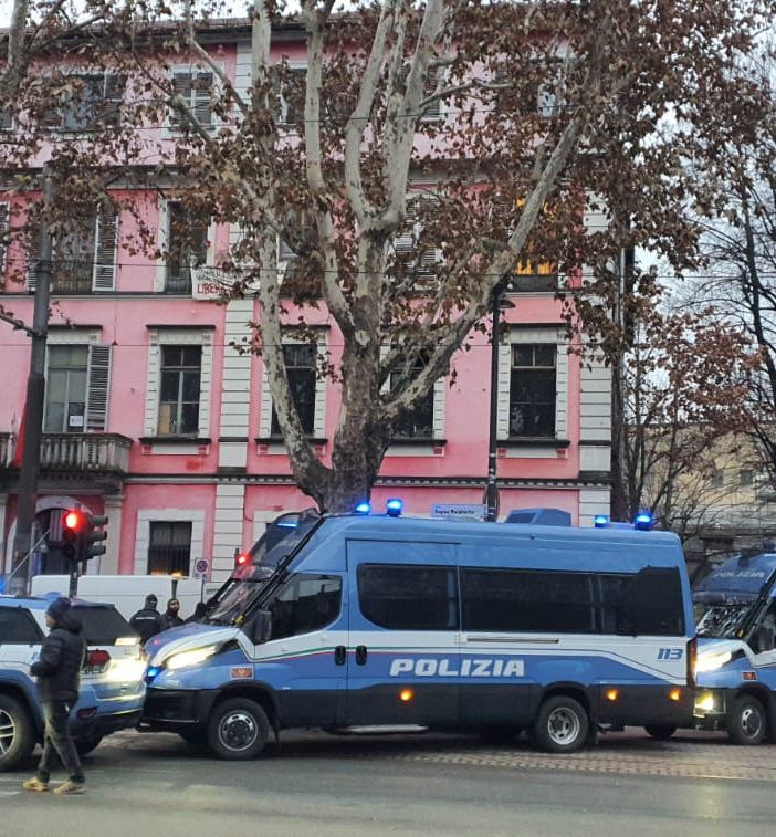 La polizia di fronte al centro sociale Askatasuna