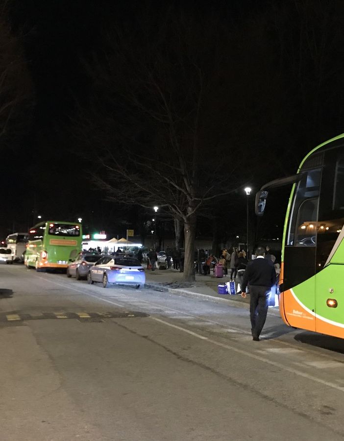 Caos Flixbus, notte da incubo al terminal dei bus di Torino: saltano corse per Parigi