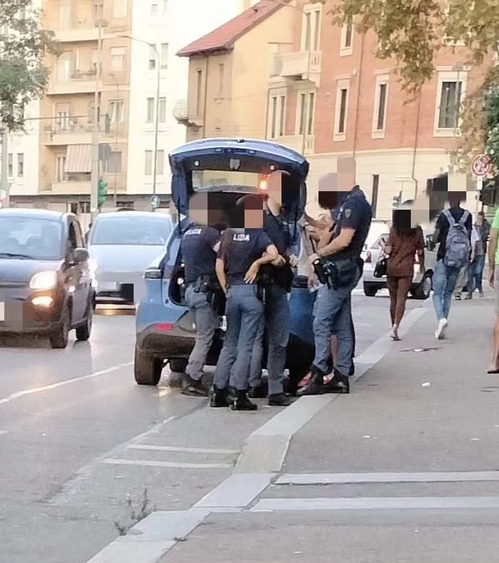 Rissa in Barriera di Milano, spuntano i coltelli in via Palestrina: panico tra i residenti