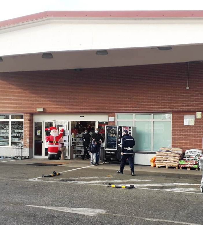 Il controllo della polizia municipale al bazar ha permesso di scoprire fuochi d'artificio vietati alla vendita