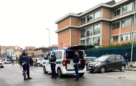 Moncalieri, parcheggia male e manda a quel paese i vigili urbani: denunciato