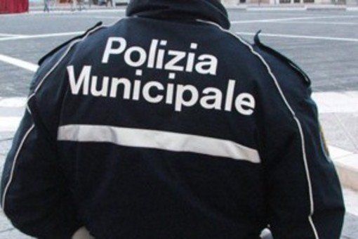 Titolare di una ditta di traslochi rischia l'arresto per abbandono di rifiuti in area pubblica