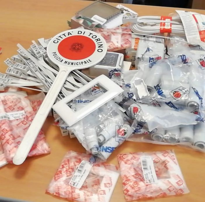 Vendita abusiva di alimenti a Porta Palazzo: multa da oltre 5mila euro per due ambulanti