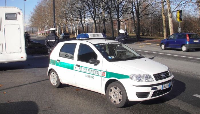 Nichelino, i vigili scovano un'auto non assicurata e mai revisionata: 6000 euro di multa per il conducente