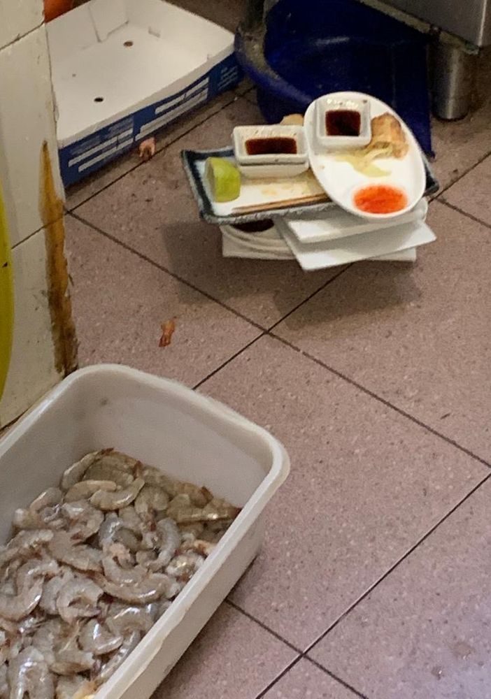 Alimenti mal conservati in un giapponese di via De Sanctis: denunciati i titolari