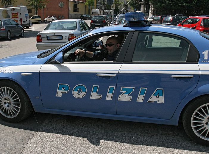 Controlli al Valentino, polizia recupera sette sacchetti con dentro droga