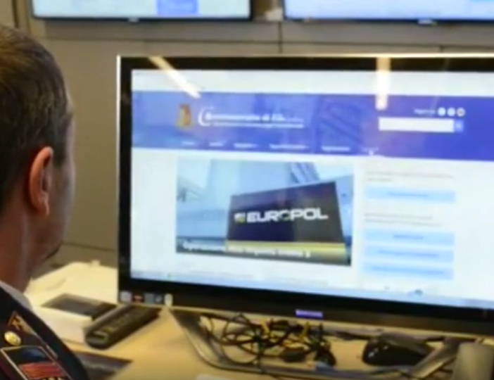 Poliziotto davanti a un monitor
