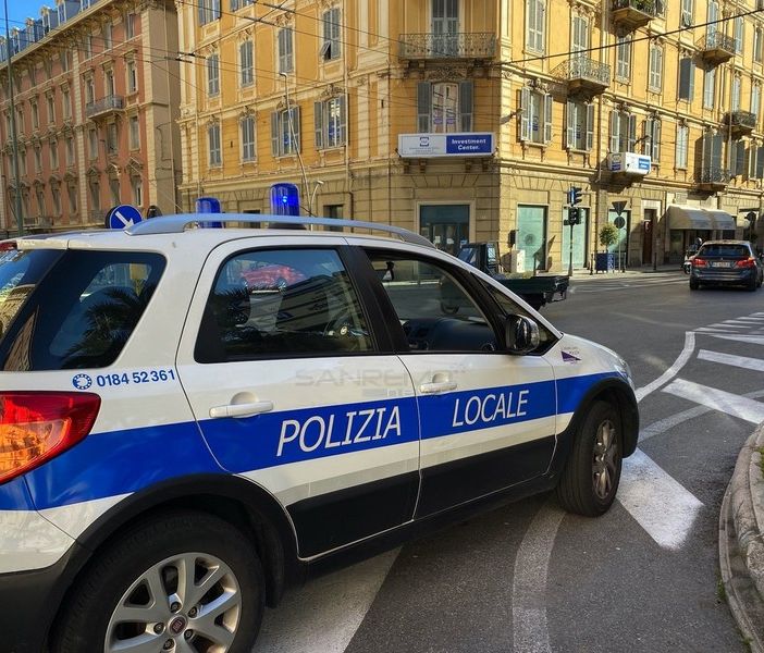 Macchina di polizia locale a Sanremo