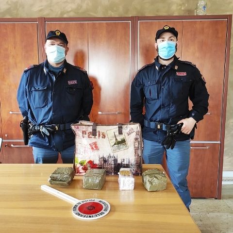 Agenti di polizia con merce sequestrata
