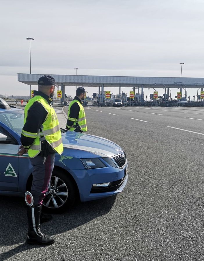 A piedi in autostrada, coppia svizzera multata sulla A5