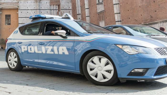 Bimbo cinese scappa al nonno e viene investito, automobilista picchiato e bastonato