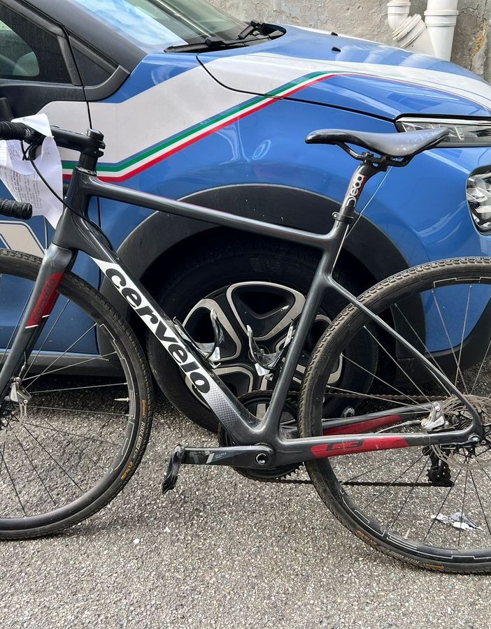 Biciclette rubate nascoste in una cantina di Barriera di Milano: la polizia le trova grazie a un dispositivo air-tag
