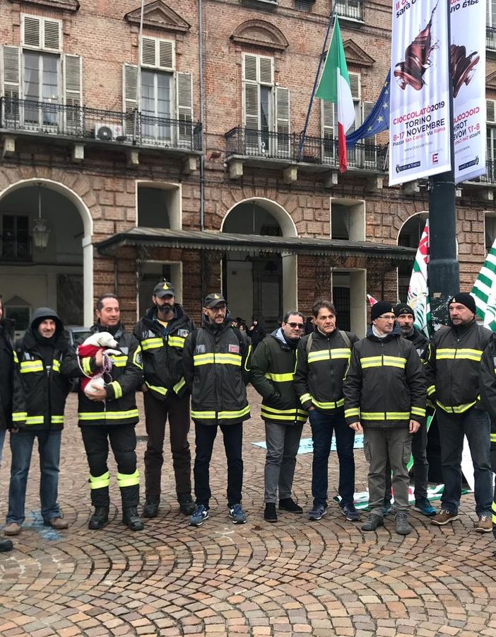 Sit-in dei vigili del fuoco a Torino: &quot;Siamo i più amati dai cittadini ma i meno pagati&quot; [VIDEO]