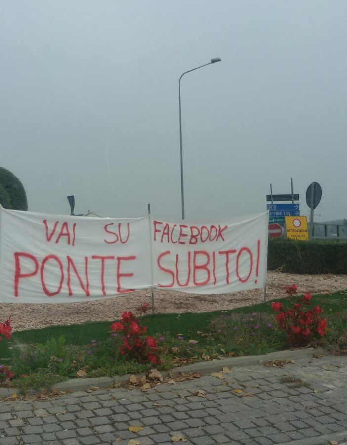 Ponte sul Po, a San Mauro compaiono striscioni di protesta per la mancata riapertura