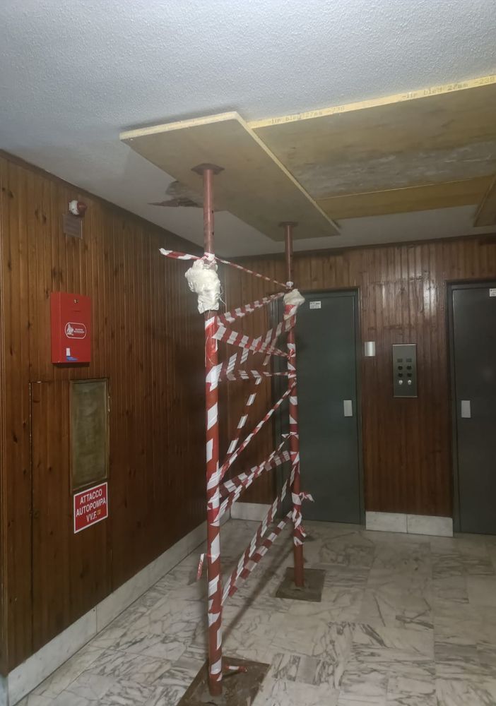 Crolla una porzione di intonaco dal soffitto di un condominio: messo in sicurezza l'androne