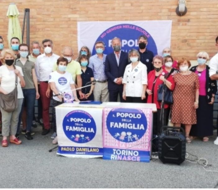 politici in piedi dietro a bandiere di partito