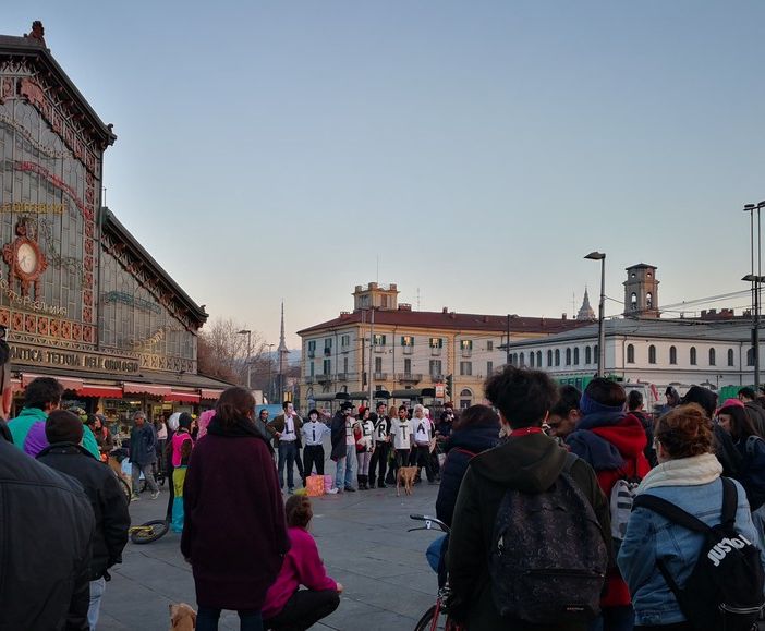 Spettacolo di Carnevale davanti al Mercato dell'Orologio per protestare contro lo sgombero dell'Asilo