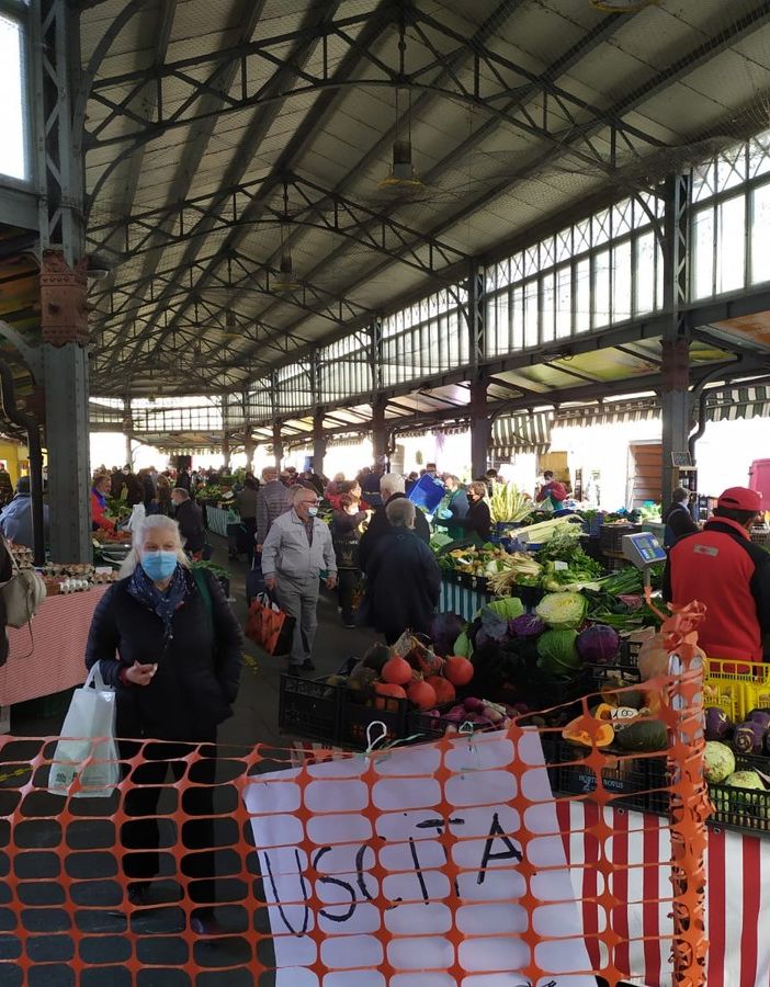 Porta Palazzo, ruba il cellulare a una donna che stava comprando al mercato: arrestato dai vigili