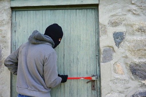 &quot;Fuggiamo da tre extracomunitari che ci hanno rapinato&quot;, ma avevano appena svaligiato un alloggio ad Alba