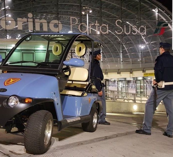 Gira armato di coltello per la stazione di Porta Susa, arrestato