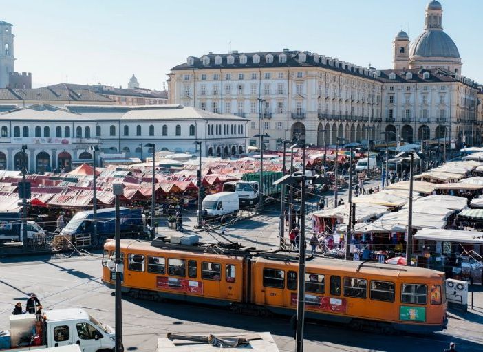 Porta Palazzo, le condizioni per riaprire il mercato: spazi limitati e rotazione degli operatori