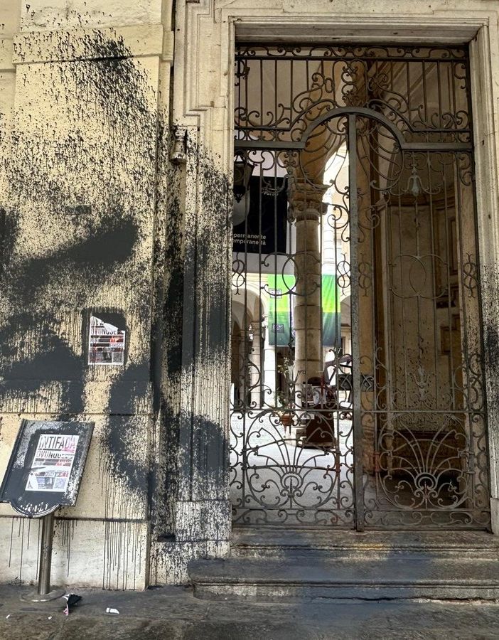 Nuove scritte su via Po e vernice nera contro il Rettorato