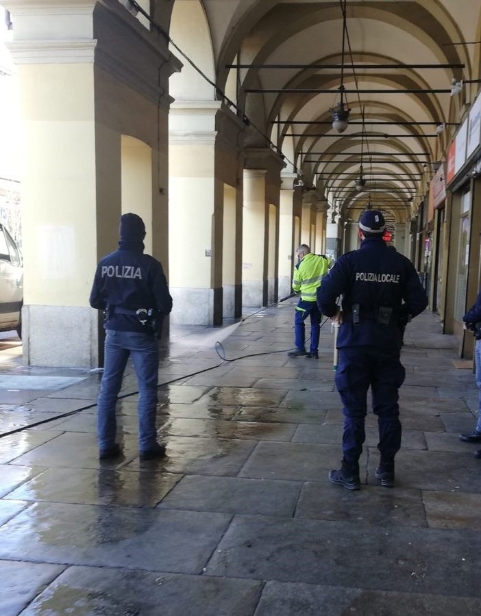 Stop alla droga, blitz della polizia sotto i portici di via Nizza: due arresti