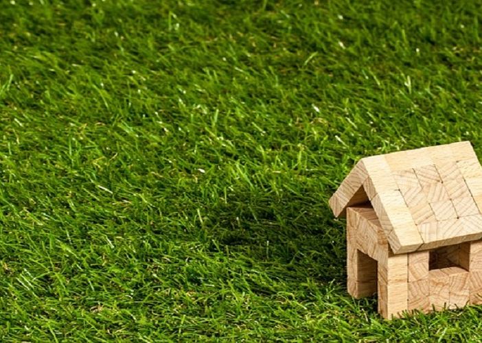 Posa dell'erba sintetica: come si deve preparare il prato