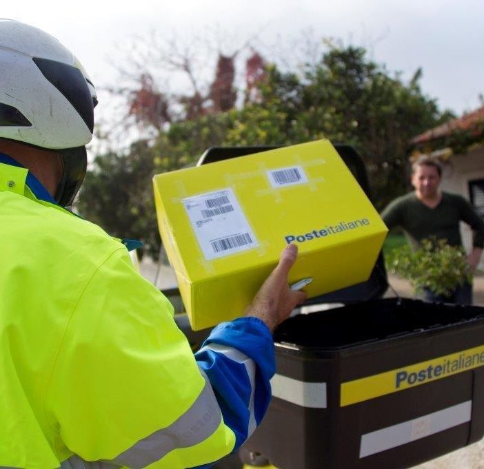 Sempre meno cartoline, sempre più consegne: nel 2018 i postini piemontesi hanno portato a destinazione 9 milioni di pacchi