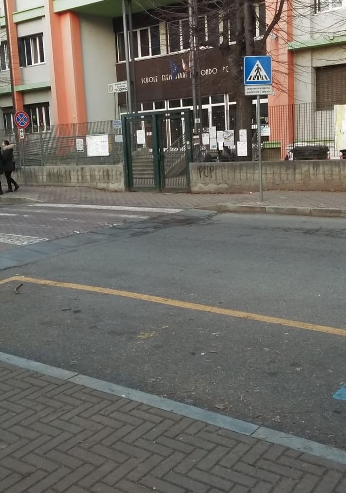 Nichelino, senza permesso occupa il posto disabili per portare la figlia a scuola: multata