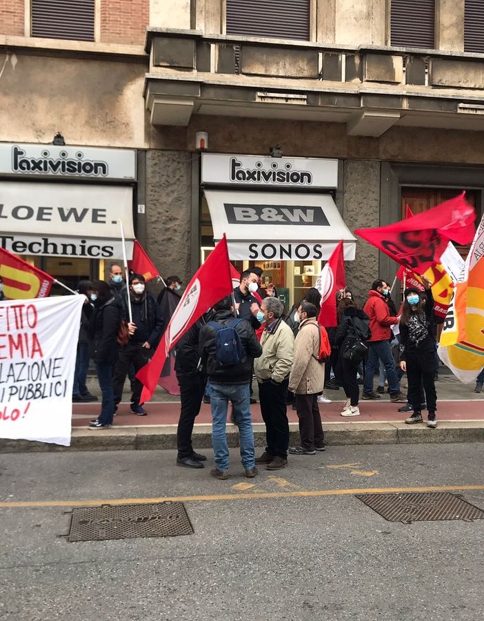 manifestanti di potere al popolo