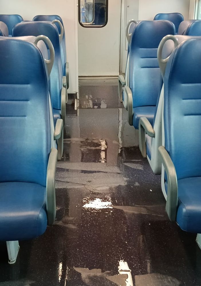 Acqua dal tettuccio e pozzanghere tra i sedili della Savona-Torino
