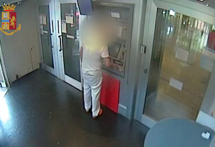 Il momento del prelievo dell'operatore sanitario allo sportello bancomat
