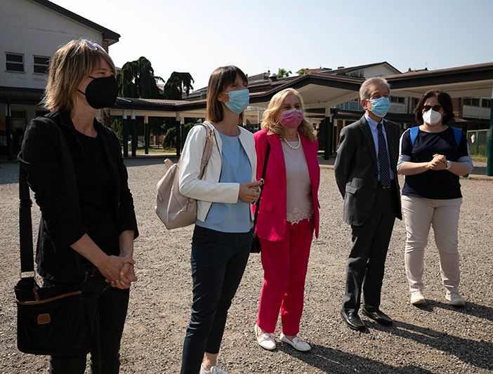 Consegnato il primo dei 97 tablet in premio alle classi vincitrici del concorso &quot;La mia scuola al tempo del Covid&quot;