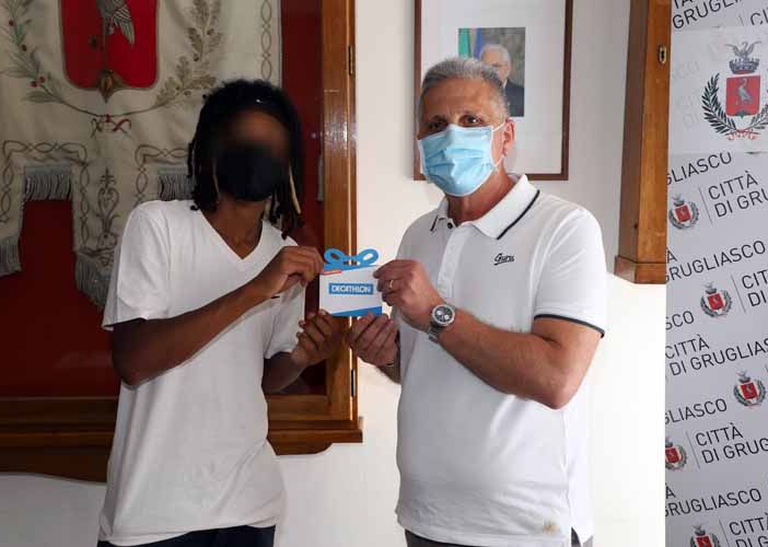 Grugliasco, festa in Comune per il giovane Jamir, che ha soccorso una donna in difficoltà