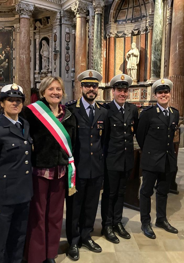 premiazione di persone all'interno di una chiesa