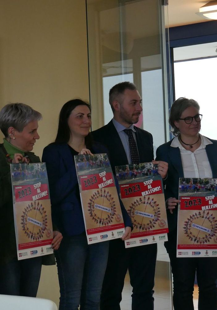 &quot;Stop al bullismo&quot;, presentato il calendario che verrà distribuito nelle scuole di tutta Italia