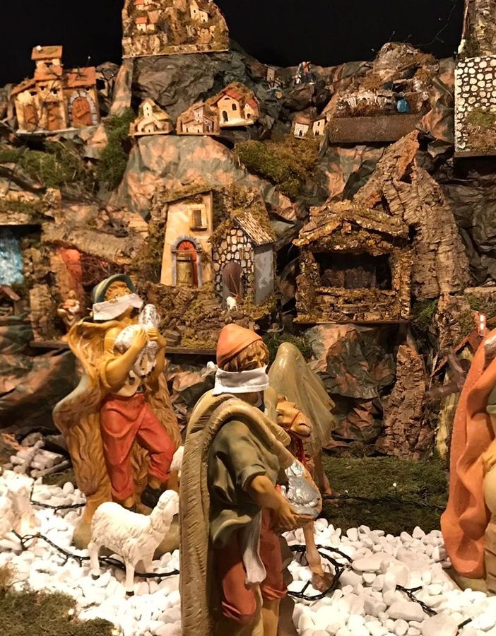 Nel Duomo di Torino il presepe si adegua al Covid: Giuseppe e Maria indossano le mascherine [VIDEO]