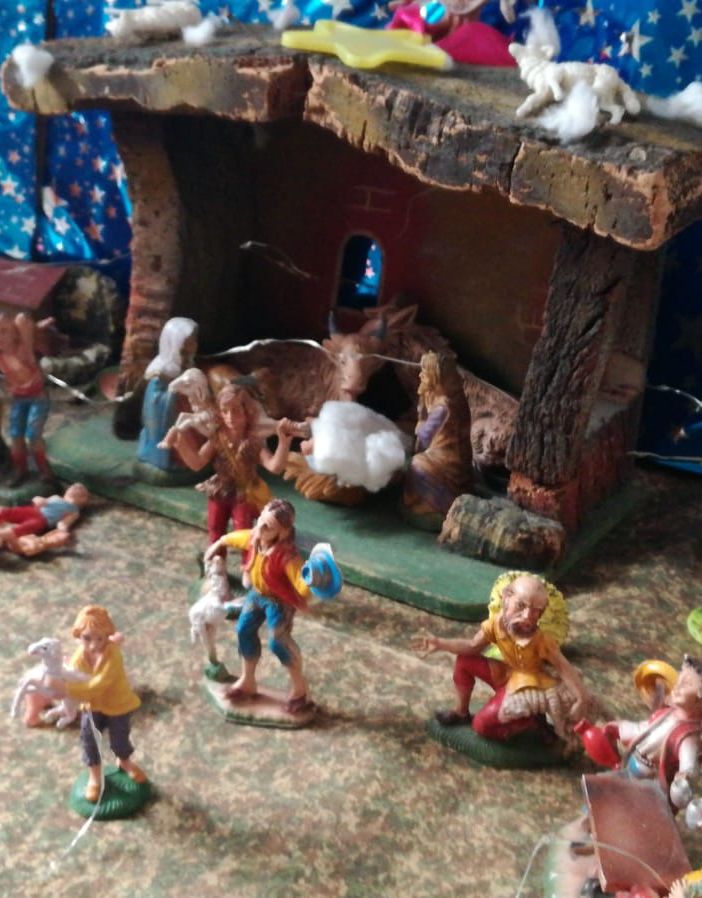 Presepe di casa con casetta, angeli pastori e pecorelle