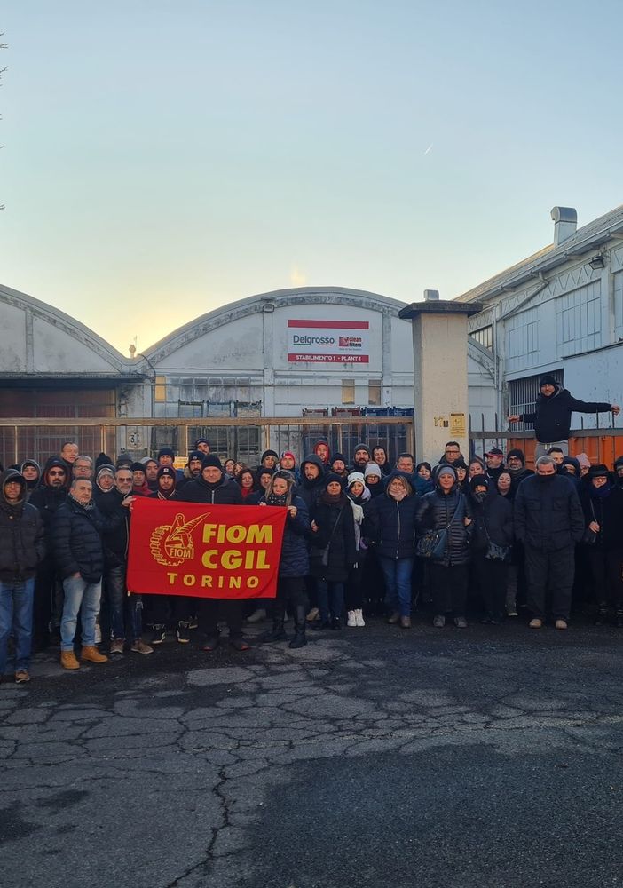 presidio di lavoratori davanti ai cancelli di un'azienda