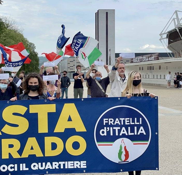 Presidio di Fratelli d'Italia in piazza D'armi contro l'occupazione dell'area camper da parte dei rom