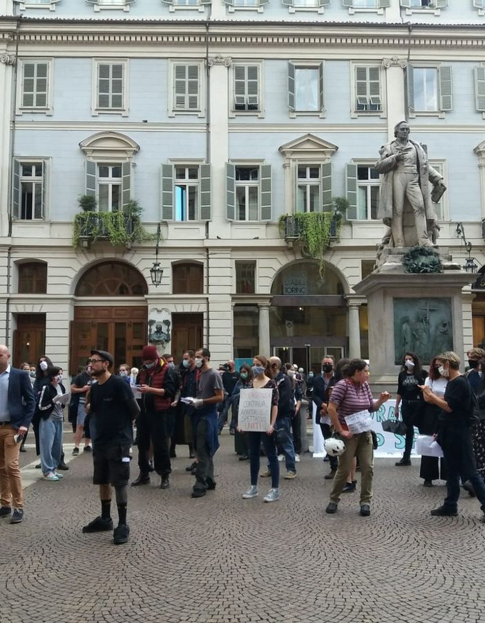 Gli artisti senza lavoro si prendono la scena al Teatro Carignano (FOTO)