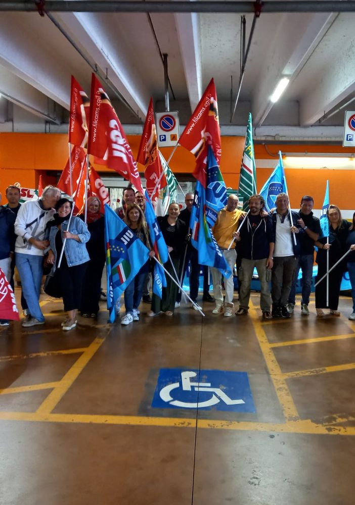 Presidio e protesta dei lavoratori davanti al Carrefour di Moncalieri