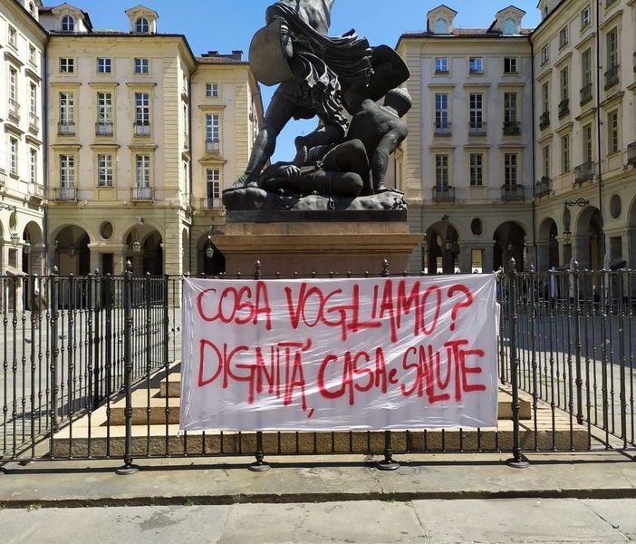 foto di repertorio di un presidio per la casa davanti al Comune
