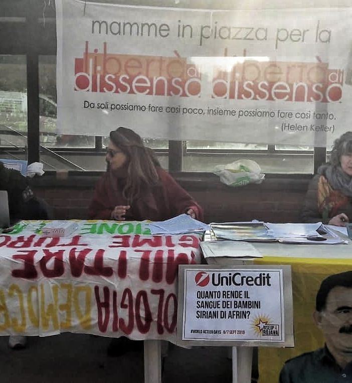 Combattenti torinesi in Siria: le mamme manifestano davanti al tribunale di Torino [VIDEO]